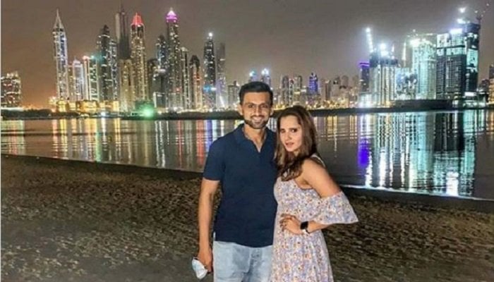 Indian Tennis star Sania Mirza and Pakistani cricketer Shoaib Malik pose for a picture at the beach. Photo Courtesy: Files/Instagram
