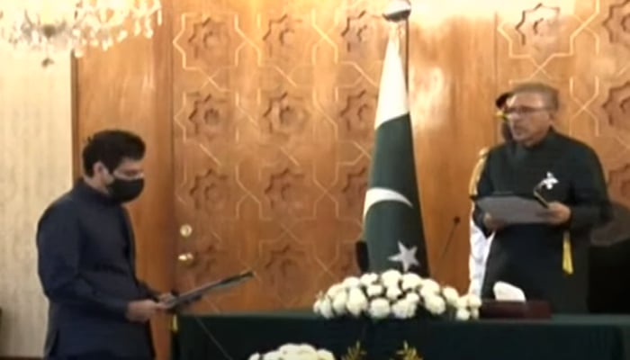 Chaudhry Moonis Elahi (left) taking oath as a federal minister at President House in Islamabad, on July 19, 2021. &mdash; YouTube/HumNewsLive