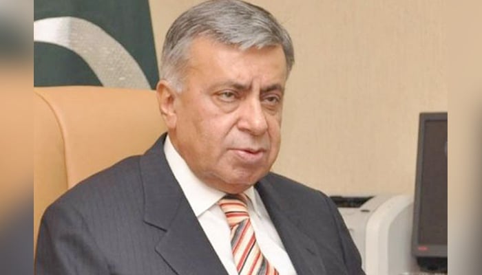 Veteran journalist and caretaker federal minister for information and postal service Arif Nizami. — Twitter/File