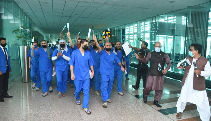 The Pakistani prisoners can be seen raising the countrys flag after their successful repatriation, on July 20, 2021. — Twitter/ImranKhanPTI