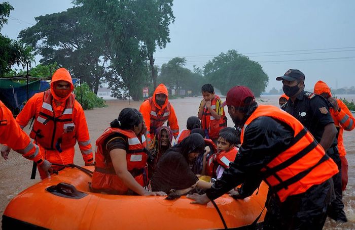 Rescue workers evacuate people from a flooded area to safer places after heavy rains in Kolhapur in the western state of Maharashtra, India, July 23, 2021. Photo: Reuters