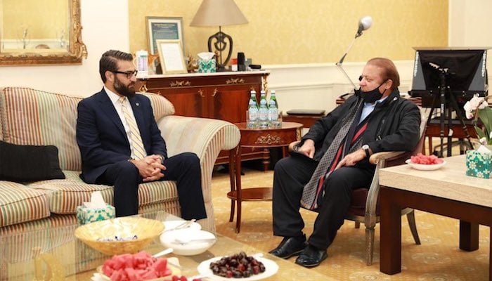حمد الله محب مستشار الأمن القومي الأفغاني (إلى اليسار) خلال لقاء مع رئيس الوزراء الباكستاني السابق نواز شريف في لندن.  الصورة: NSC Afghanistan / Twitter