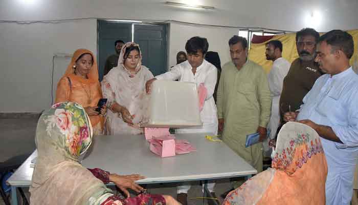 Polling staff is counting the votes cast at D-Ground Polling Station for the Azad Jammu and Kashmir Election in Faisalabad. Photo: Online