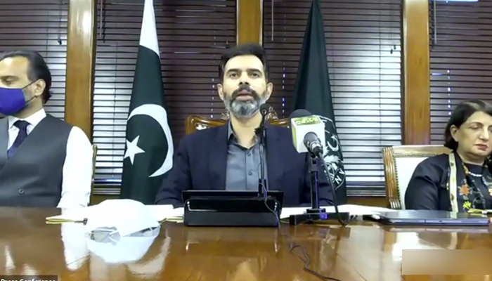 Governor State Bank of Pakistan Dr Reza Baqir addressing a addressing a press conference along with SBP officials, on July 27, 2021. — Facebook