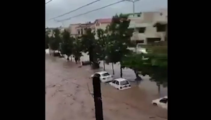 Water enters in homes after heavy rains in Islamabad sector E-11