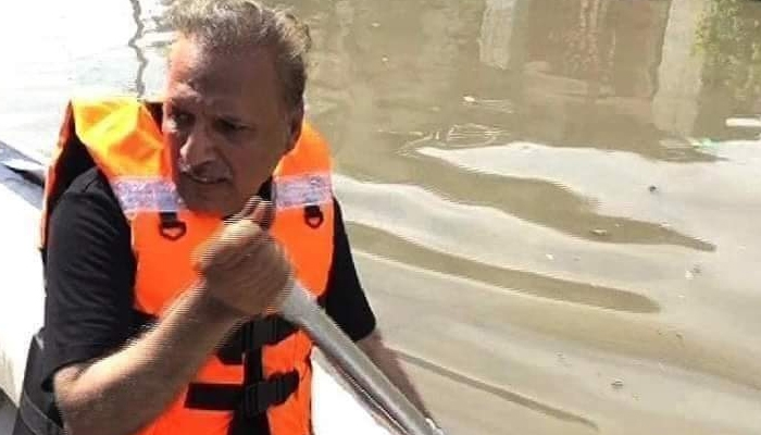 President Arif Avi rowing a boat in Karachi in 2017 when he was an MNA. — Twitter/@ArifAlvi