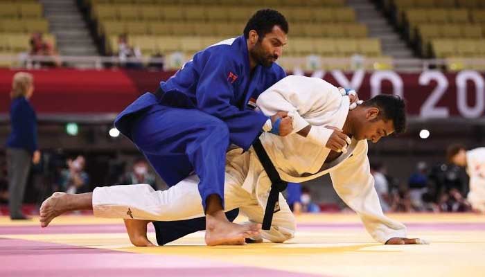 Ramadan Darwish of Egypt in action against Shah Hussain Shah of Pakistan. -REUTERS