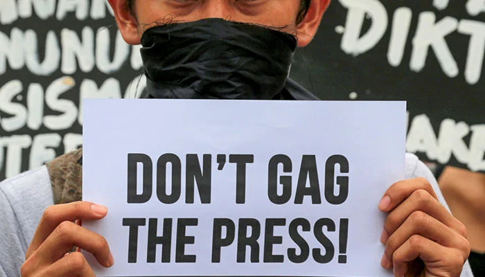 A member of the College Editors Guild of the Philippines displays a placard during a protest outside Malacanang Palace. — Reuters/File