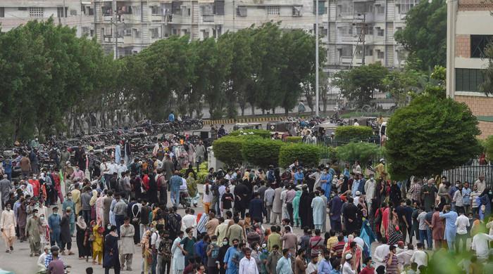 Karachi: Glass door breaks, security personnel injured as people rush to get vaccinated at Expo Centre
