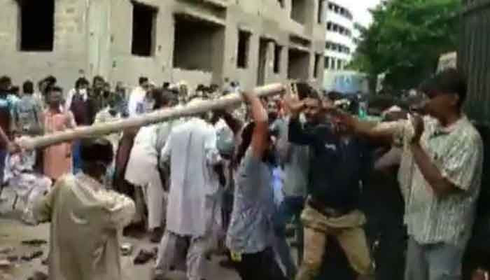 Photo of Chaos at Lyari Vaccination Center in Karachi as visitors, police clash