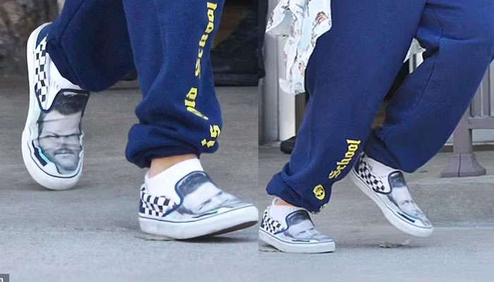Gwen Stefani puts her hubby Blake Shelton on her shoes top to express her love