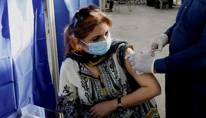 A resident receives a dose of a coronavirus disease (COVID-19) vaccine, at a vaccination center in Karachi, Pakistan April 2, 2021. Photo: REUTERS