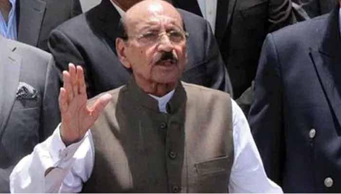 Former Sindh chief minister Qaim Ali Shah speaks to the media. Photo: File