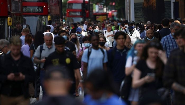 People walk along Oxford Street, amid the coronavirus disease (COVID-19) outbreak, in London, Britain, July 26, 2021. Photo: Reuters