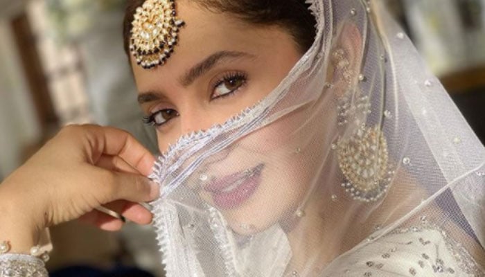 Mahira Khan looks like a dream in traditional all-white ensemble: See Photo