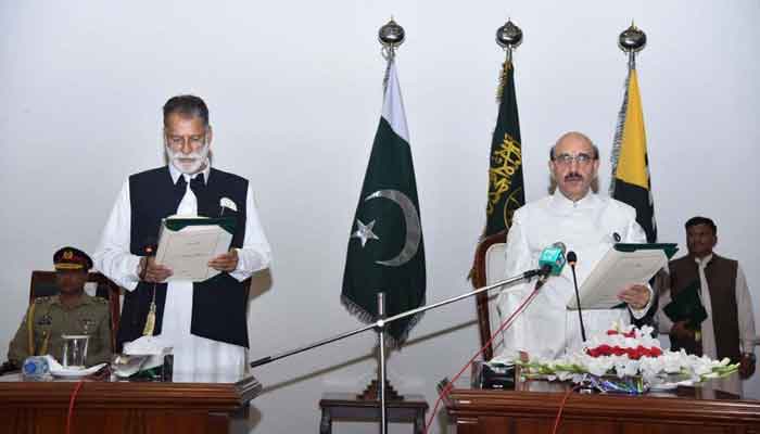 Sardar Abdul Qayyum Niazi while taking oath of office as the next prime minister of Azad Jammu and Kashmir. — Twitter/PTI Azad Kashmir