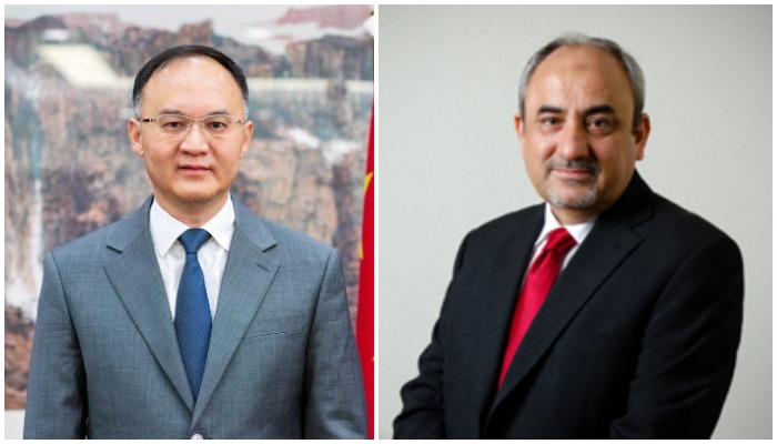 Chinese Ambassador to Pakistan Noon Rong (L) and newly appointed CPEC Authority Chief Khalid Mansoor (R)