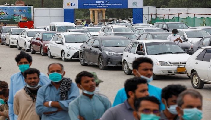 Residents line up to receive a vaccine against coronavirus disease (COVID-19) at a drive-through vaccination facility in Karachi, Pakistan July 29, 2021. Photo: Reuters