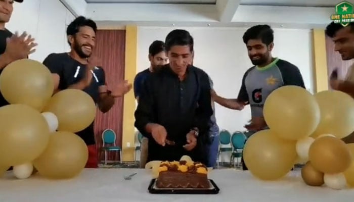 Photo of Pakistan team holds birthday party for Shanawaz Dahani