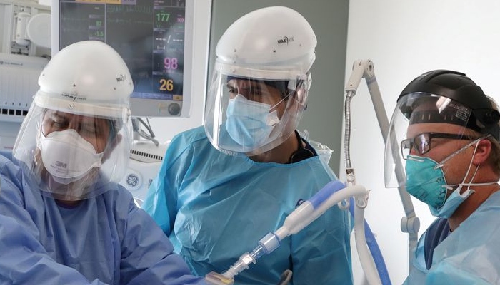Dr. Dan Ponticiello, 43, and Dr. Gabriel Gomez, 40, intubate a coronavirus disease (COVID-19) patient in the COVID-19 ICU at Providence Mission Hospital in Mission Viejo, California, U.S., January 8, 2021. REUTERS/Lucy Nicholson/File Photo.