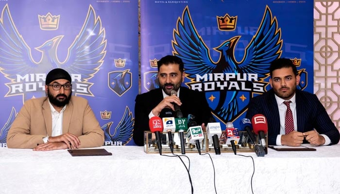 England’s veteran spinner Monty Panesar (left) and Mirpur Royals owner Raja Suleman Raza (centre) addressing a press conference in London, on August 6, 2021. — Photo by author