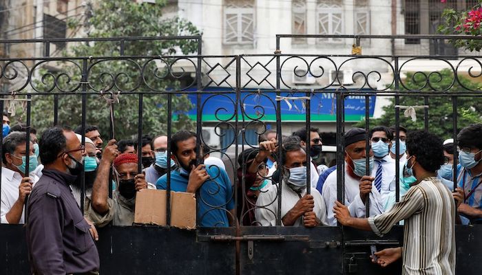 Residents gather to receive a dose of coronavirus disease (COVID-19) vaccine, after government warned of penalties for the unvaccinated, outside a vaccination facility in Karachi, Pakistan August 4, 2021. Picture taken August 4, 2021. Photo: Reuters