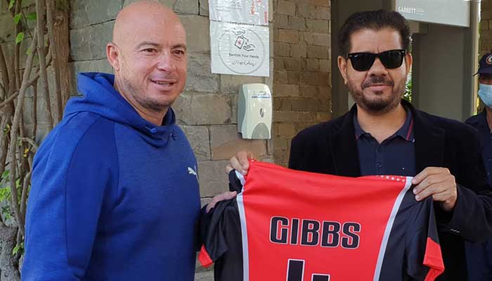 Herschelle Gibbs with Overseas Warriors owner Mohammad Zakir Ali. screengrab