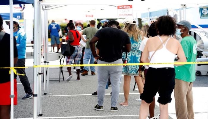 Patients wait in line to get a swab test at a COVID-19 mobile testing site hosted by the Manatee County Florida Department of Health in Palmetto, Florida, U.S., August 2, 2021. Photo: Reuters