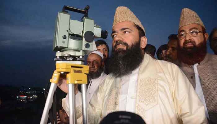 Chairman Central Ruet-e-Hilal Committee, Maulana Abdul Khabir Azad, sighting the Ramadan moon, on the roof top of Auqaf Hall, Peshawar, April 13, 2021. — APP Photo by Shaheryar Anjum