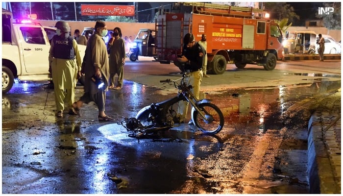 Security officials inspect the scene of the bomb blast in Quetta, Balochistan, near Serena Hotel. Photo: Ahmed Bhatti/ INP