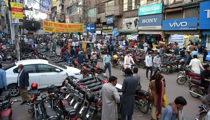 View of a mall that remains open while provincial government ordered to close all markets at 6pm as a preventive measures against the coronavirus (COVID19), at Hall road in Lahore on Monday, March 15, 2021.Photo: PPI