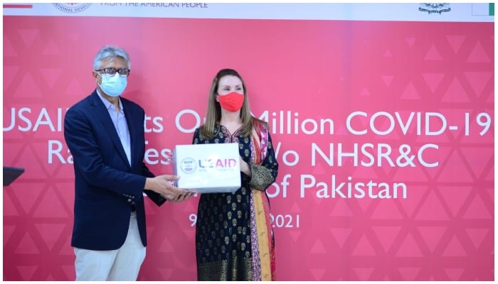 Special Assistant to Prime Minister, Dr Faisal Sultan, formally receives the donation from USAID during a ceremony in Islamabad. Photo: USAID.