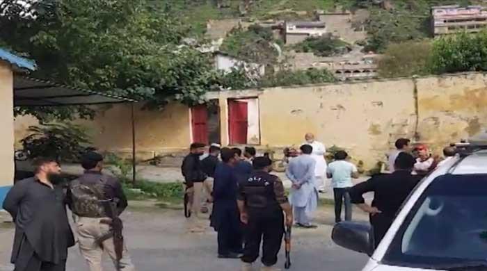 20 tourists robbed in Swat