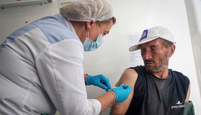 Ivan, a homeless man receives the one-dose Sputnik Light vaccine against the coronavirus disease (COVID-19) in Saint Petersburg, Russia August 4, 2021. Picture taken August 4, 2021. Photo: Reuters