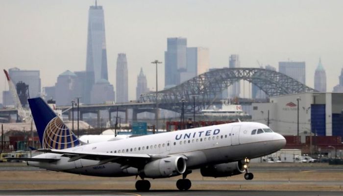 A United Airlines passenger jet takes off with New York City as a backdrop, at Newark Liberty International Airport, New Jersey, U.S. December 6, 2019. Photo: Reuters