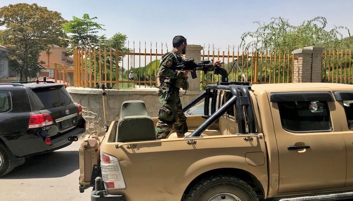 An Afghan soldier stands in a military vehicle on a street in Kabul, Afghanistan, August 15, 2021. Photo: Reuters