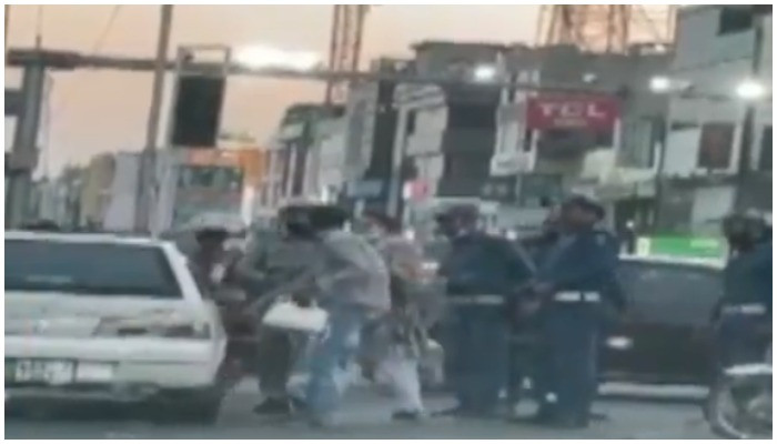 Photo of Traffic Police Suspended for Misconduct to Citizens at Lahore Cavalry Ground