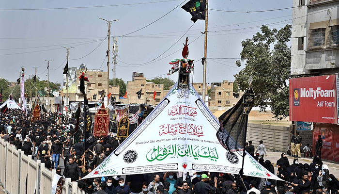 A large number of mourners attending the procession on 9th of Muharram-ul-Haram in Karachi, on August 18, 2021. — APP/File