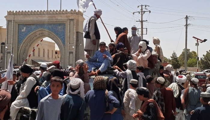 Hundreds of Afghan Taliban personnel pictured holding up flags on August 13, 2021. Photo: AFP