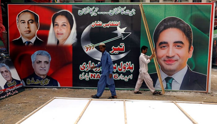 Supporters of Pakistan Peoples Party (PPP), install billboards by a campaign office, ahead of general elections in Karachi, Pakistan July 17, 2018. Photo: Reuters