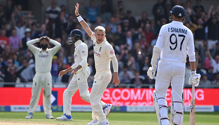 England´s Sam Curran (C) appeals for the wicket of India´s Mohammed Siraj but on review it is given not out on the first day of the third cricket Test match between England and India at Headingley cricket ground in Leeds, northern England, on August 25, 2021. — AFP