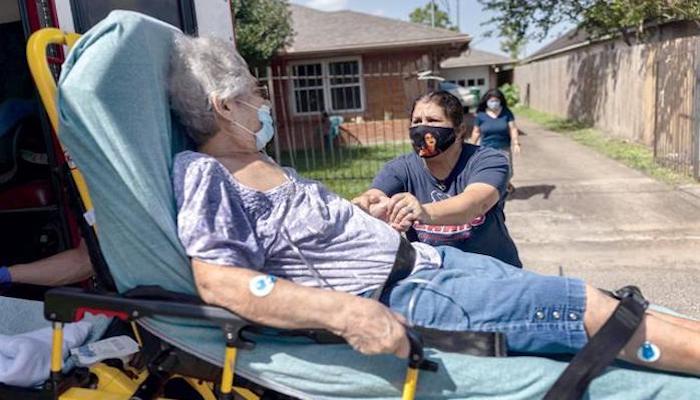 A woman speaks to her mother with possible COVID-19 symptoms before she was taken to a hospital on August 20, in Houston, Texas. Photo: AFP