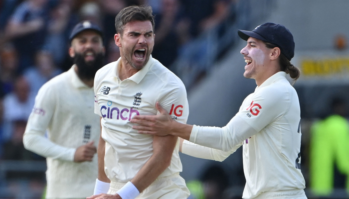England´s James Anderson (C) celebrates taking the wicket of India´s captain Virat Kohli with England´s Rory Burns (R) on the first day of the third cricket Test match between England and India at Headingley cricket ground in Leeds, northern England, on August 25, 2021. — AFP/File