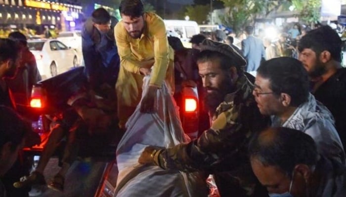 Volunteers and medical staff unload bodies from a pickup truck outside a hospital after two powerful explosions outside the airport in Kabul on August 26, 2021. Photo:AFP