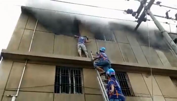 Rescue officials facing difficulties in the rescue operation due to smoke. — Screengrab/Geo News