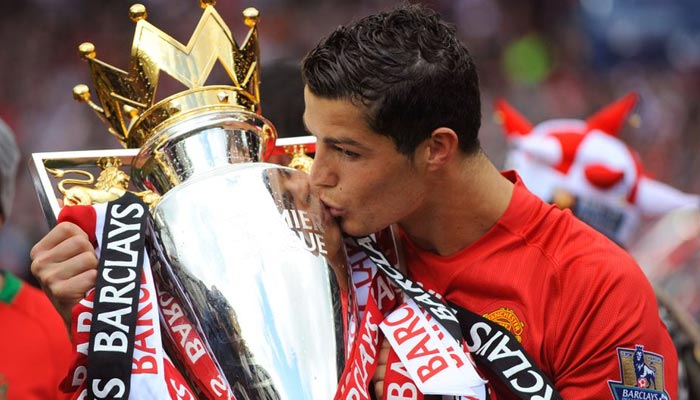 Soccer Football - Barclays Premier League - Manchester United v Arsenal - Old Trafford, Manchester, Britain - May 16, 2009 Manchester Uniteds Cristiano Ronaldo celebrates winning the Premier League with the trophy. — Reuters/File