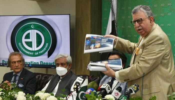 Finance Minister Shaukat Tarin unveiling the short-, medium- and long-term programme for 14 sectors to ensure economic growth — Radio Pakistan
