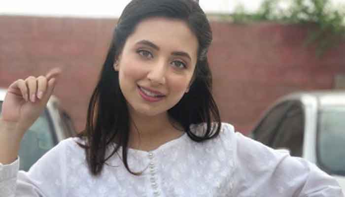 Komal Aziz Khan reaches 1.5 million followers on Instagram