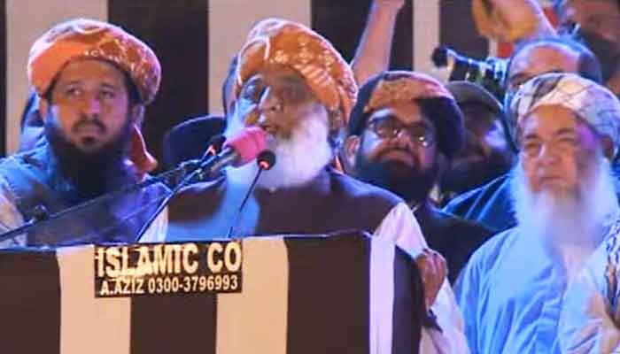Maulana Fazlur Rehman (C) while delivering his address at Bagh-e-Jinnah, Karachi, on August 29, 2021. — Geo News
