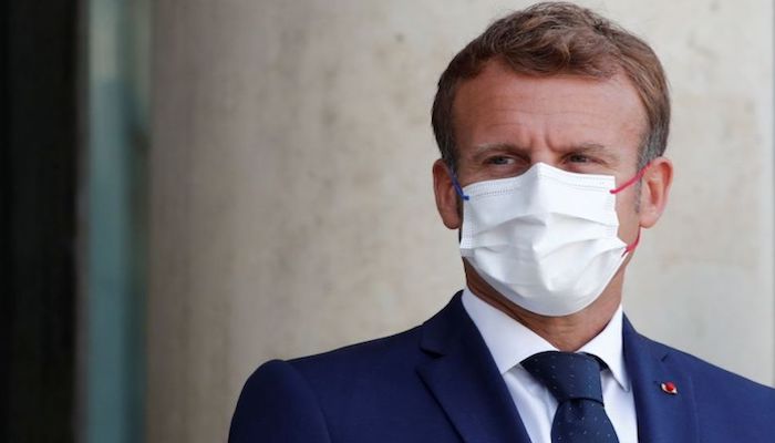French President Emmanuel Macron, wearing a protective face mask, waits for the arrival of Madagascars President Andry Rajoelina (not seen) at the Elysee Palace in Paris, France, August 27, 2021. Photo: Reuters